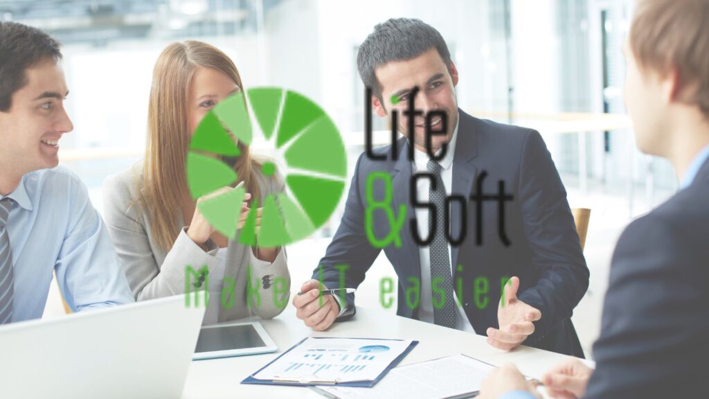 Logo Life & Soft sur un fond d'une photo de 4 personnes en réunion
